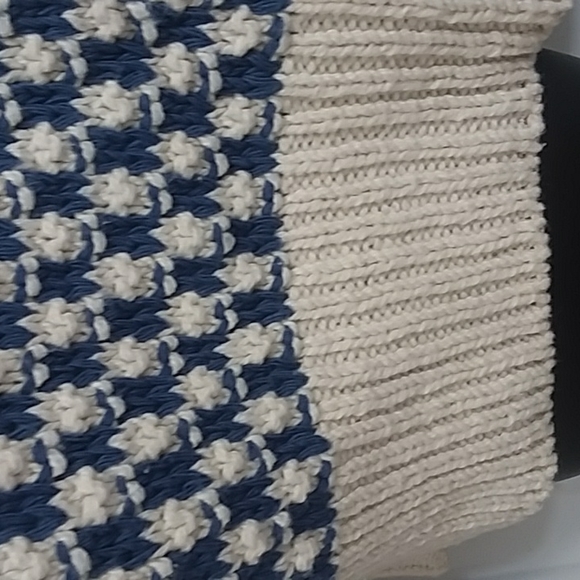 Geometric Pattern Sweater. NEW - Picture 4 of 9